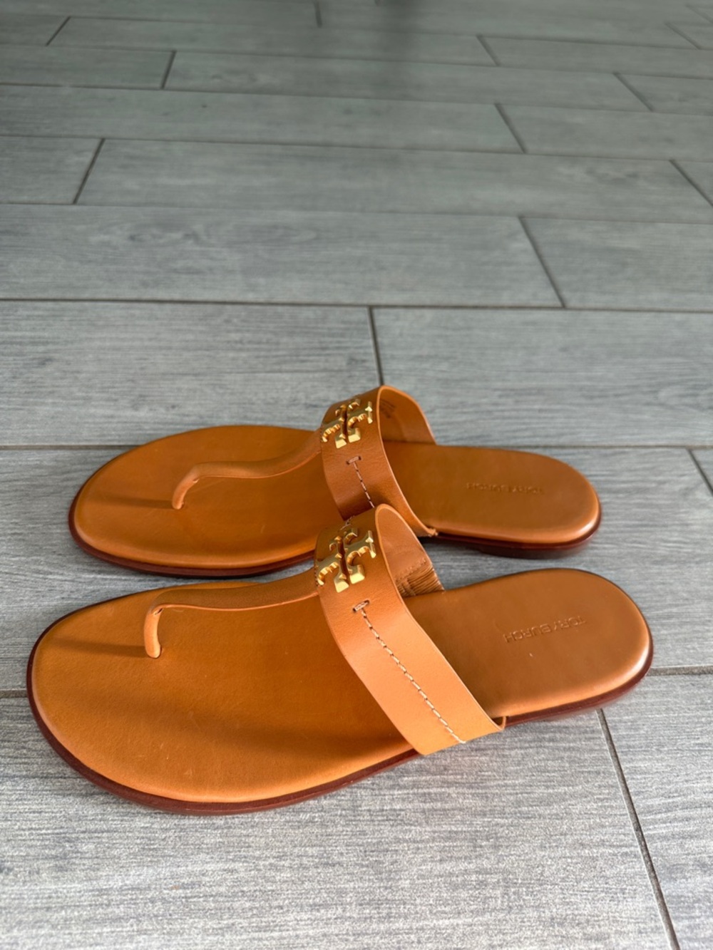 Tory Burch Mini Everly Flat Thong Sandal Size 10.5 Tan Leather Gold Logo New! - Picture 2 of 8